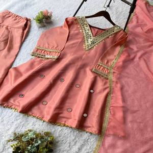 Conjunto de Salwar VASTRA COTTAGE con Kurti Bordado con Lentejuelas y Espejos, Talla Única, Salwar de Organza Suave y Dupatta - Product Image 1
