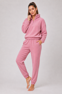 Conjunto deportivo de lana para mujer que ofrece una cálida comodidad y un estilo premium con tela suave, perfecto para descansar o para un estilo de vida activo en invierno. - Product Image 5