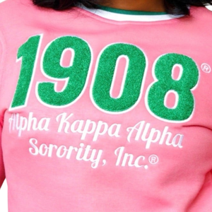 AKA 1908 Sweat-shirt en chenille rose rayé pour femme, col rond premium brodé de lettres grecques - Product Image 5