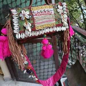 Bolsos bandolera artesanales Banjara bohemios para mujer de la India, bolso tipo sling elegante y moderno, estilo boho chic, bolso de yute con borlas para chicas y mujeres - Product Image 3