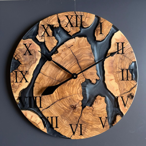 Horloge murale sur mesure en résine époxy et bois d'olivier, design moderne, mouvement à quartz, affichage à aiguilles, bord brut, style rustique, cadeau pour la maison, sur commande - Product Image 2