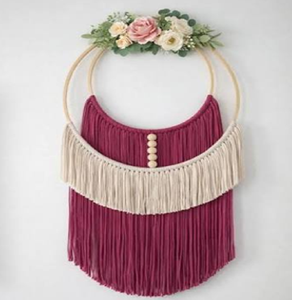 Hermoso cartel de macramé color crema con diseño de atrapasueños y varias borlas de cuentas de madera, disponible a precios de mayoreo. - Product Image 2