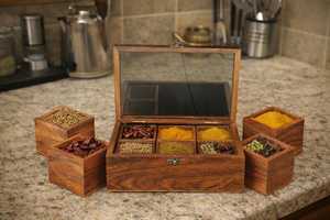 กล่องเครื่องเทศไม้ทำมือ, กล่องมาซาลาอินเดียแบบ 6 ช่อง, กล่องเก็บของในครัวพร้อมฝาแก้วและช้อน - Product Image 3