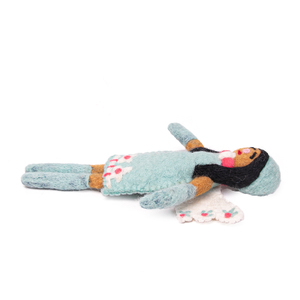 Muñeca ángel hecha a mano de lana con alas blancas y detalles florales en vestido azul claro para manualidades y decoración infantil - Product Image 4