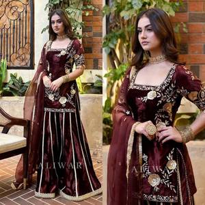 Ensemble prêt-à-porter entièrement cousu en velours de viscose avec broderie et travail de sequins, comprenant un haut, un pantalon Sharara et un dupatta. - Product Image 4