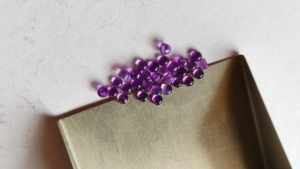 Lote al por mayor de cabujones redondos de amatista púrpura natural de calidad AAA de 2 mm y 3 mm con parte trasera plana, piedras preciosas de amatista pulidas sueltas para joyería - Product Image 1