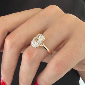 Anillo con Diamante de Laboratorio de 3 Quilates, Corte Alargado Tipo Cojín, Engaste en Bisel, Anillo Solitario con Corte Catedral, Estilo Art Deco, Certificado IGI - Product Image 4