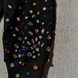 Fabricants de vêtements streetwear – Sweat à capuche zippé personnalisé avec logo, noir, 500-600 g/m², coupe ample et courte, avec strass, pour homme - Product Image 4