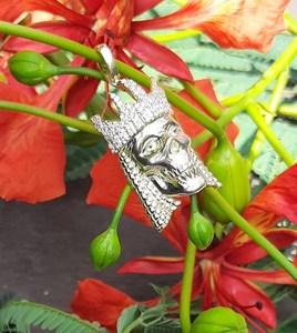 Pendentif Tête de Mort Couronnée Moissanite Personnalisable Effet Givré, Coupe Ronde, Plaqué Or avec Argent 925, Bijoux Fins, Pendentifs et Breloques - Product Image 5