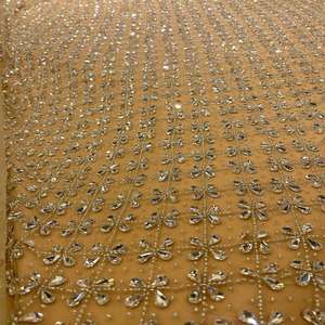 Tissu en dentelle de maille brodée florale dorée avec perles de cristal de luxe pour robe de soirée, vente en gros - Product Image 1