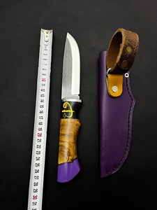Cuchillo de Camping de Acero D2, Hoja Fija para Caza con Borde Parcialmente Dentado, Mango de Madera y Mica, y Funda de Cuero Morado - Product Image 5