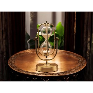 Sablier en laiton traditionnel fait main de qualité assurée avec bulbe en verre et cadre métallique pour un chronométrage précis - Product Image 3