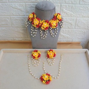 Joyería de Flores de Tela con Collar de Baby Breath, Pendientes, Hathful, Maangtika |   Haldi, Joyería Mehandi |   Ritual Mayún - Product Image 1