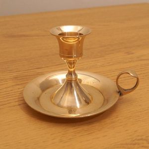 Porte-bougie en laiton artisanal avec poignée, support vintage poli pour bougies coniques, décoration intérieure, mariage, décoration de table à manger - Product Image 1