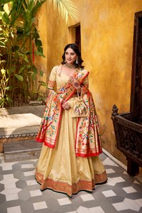 Ensemble Lehenga Choli en soie Paithani pour femmes avec tissage Zari et Batwa |   Lehenga de 4 mètres avec surpiqûres décoratives, cancan et toile - Product Image 2