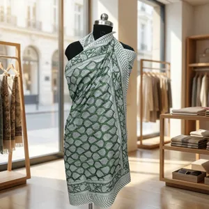 Tela de Algodón Estampada a Mano en Verde y Blanco con Borde de Motivo de Hojas para Confección de Saris, Manualidades y Proyectos de Decoración del Hogar - Product Image 3