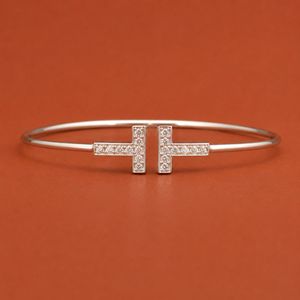 Brazalete Abierto Minimalista de Plata con Diamante Moissanita para Mujer - Product Image 1