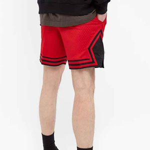 Short de sport athlétique uni, respirant, écologique, à séchage rapide, non tissé, fabriqué au Pakistan, idéal pour l'entraînement, le jogging et la gym. - Product Image 3