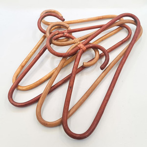 Articles de décoration pour chambre d'enfant, cintres en rotin faits à la main avec logo personnalisé, cintre à vêtements en canne. - Product Image 6