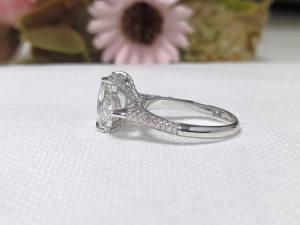 Bague de fiançailles Lurba Jewels en or blanc 14 carats avec diamant de laboratoire taille radiant de 3,70 carats, sertie pavé trois pierres, certifiée IGI, tendance - Product Image 3