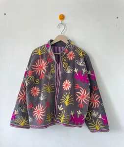 Chaqueta Artesanal de Terciopelo Gris Bordada a Mano para Mujer, Estilo Étnico Suzani, Chaqueta Bordada con Motivos Florales Rajastaníes - Product Image 4