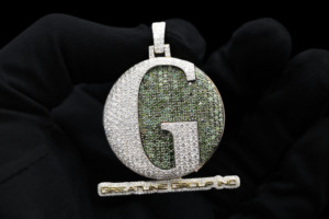 Collier pendentif hip-hop personnalisé en moissanite glacée octogonale avec chiffres romains par The For Legacy - Product Image 4