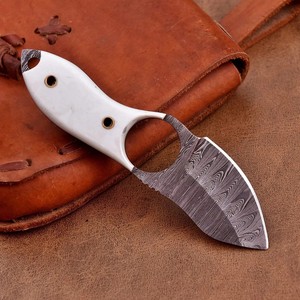 Cuchillo de caza y desollado de hoja fija de acero de Damasco forjado a mano, mango de resina, espiga completa, cuchillo personalizado OEM/ODM, funda de cuero - Product Image 5