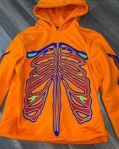 Sudadera con capucha y cremallera para hombre, 100% algodón, de alto gramaje, transpirable, estilo urbano, con bordado desgastado y estampado de árbol de caza. - Product Image 3