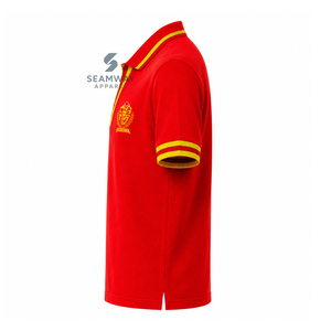 เสื้อโปโล NSPDK สำหรับสตรี สีแดงลายทอง คอวี ผ้าปิเก้ถัก แขนสั้น ปักลายตราสัญลักษณ์ เสื้อยืดคอปก สไตล์กรีก - Product Image 3