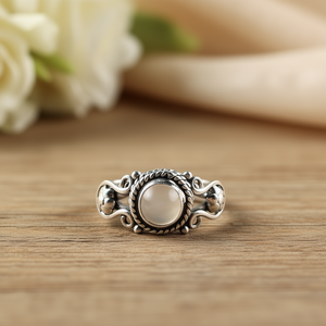 Bague délicate en pierre de lune 3,6 grammes, élégant accessoire de montre - Product Image 3