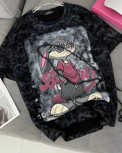 Camiseta de mujer con estampado de dibujos animados Tie Dye, corte holgado, estilo urbano, cuello redondo, manga corta, longitud regular, color negro - Product Image 1