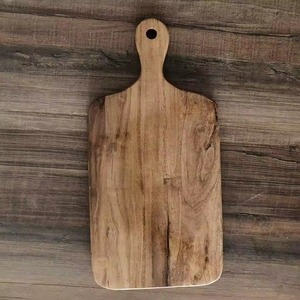 Planche à découper rectangulaire en bois naturel avec poignée intégrée et trou de suspension, écologique, passe au lave-vaisselle, REHMAN CRAFT - Product Image 4