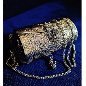 Pochette de soirée de luxe en métal gaufré, artisanale, style vintage, design circulaire, avec bandoulière chaîne, vente en gros - Product Image 1