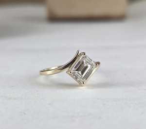 Anillo de Banda Cruzada con Diamante de Corte Esmeralda de 1.01CT, Estilo Único, Cultivado en Laboratorio, Oro Sólido de 10K, Rodio, Joyería Fina para Compromiso y Boda - Product Image 3