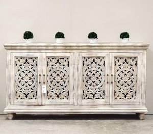 Consola de TV de Madera Maciza Hecha a Mano con Tallado de Mandala Ornamentado, Acabado Blanqueado, Muebles Rústicos para Sala de Estar - Product Image 1
