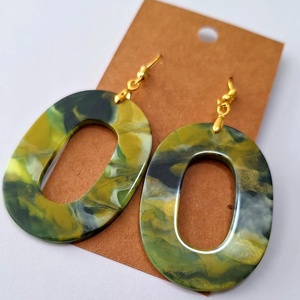 Pendientes Elegantes de Resina con Diseño de Hada del Amor, Personalizados, Acabado Brillante Premium, Hechos a Mano, Diseño Artístico para Mujer, Alta Calidad, Estudio Artizon - Product Image 1