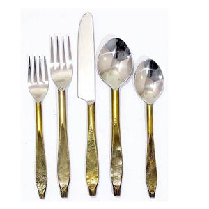 Ensemble de couverts traditionnels en acier inoxydable doré, finition miroir, comprenant deux fourchettes, deux cuillères et un couteau, pour un usage domestique - Product Image 1