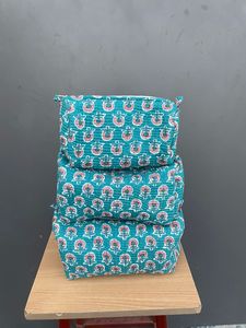 Ensemble de trois oreillers décoratifs en coton à motifs floraux, style bohème, sacs de plage et de voyage peints à la main avec fermeture éclair - Product Image 2