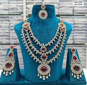 Elegante conjunto de collar nupcial en capas con detalles en azul zafiro y AD, con aretes y maang tikka para mujer - Product Image 4