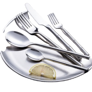 Juego de Cubiertos de Acero Inoxidable con Mango de Bambú Moderno, Cubertería de Lujo Plateada, Juego de Cubiertos con Acabado Espejo, Cuchara, Tenedor y Cuchillo - Product Image 1