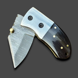 Cuchillo de Camping Plegable Profesional de Acero de Damasco, Hoja Afilada Tipo Drop Point, Miniatura de Bolsillo, Mango de Cuerno de Toro, Funda de Cuero - Product Image 1