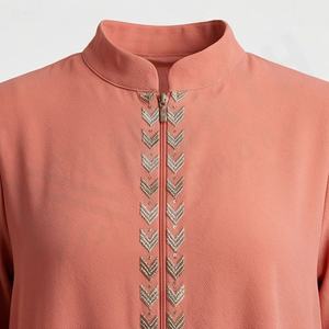 Abaya Classique Ouverte Modeste Simple avec Pompons Décoratifs Couleur Personnalisable Vente en Gros Tissu Coton Mousseline pour Femmes Musulmanes - Product Image 4