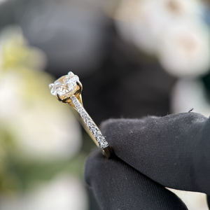 Anillo de Compromiso de Oro Amarillo de 14K con Diamante Cultivado en Laboratorio de Corte Redondo de 1.50 Quilates, Color D, Claridad VVS2, Certificado IGI, Anillo Solitario con Banda Pavé - Product Image 2