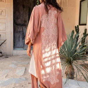 ชุดกิโมโนสีชมพูสำหรับผู้หญิง เสื้อคลุมสไตล์ชนเผ่าอิบิซ่า ผ้าคลุมไหล่แบบโบโฮ ผ้าฝ้ายดิบ ชุดคลุมบิกินี่สีชมพูอมแดง - Product Image 4