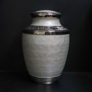 Urne funéraire moderne en aluminium blanc nacré de haute qualité, décorative, premium, pour adultes, avec magnifique œuvre d'art sculptée et gravée, personnalisable pour cendres humaines. - Product Image 1