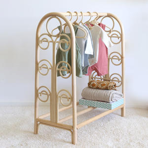 Rail de présentation de vêtements en rotin personnalisé avec étiquette de marque, présentoirs à vêtements, rails de suspension pour vêtements - Product Image 3