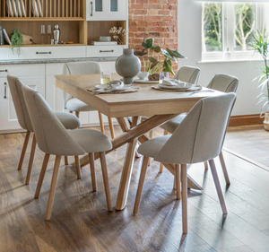 Ensemble de table à manger moderne en teck massif avec chaises rembourrées et design à base croisée pour salle à manger, maison, villa, restaurant - Product Image 1