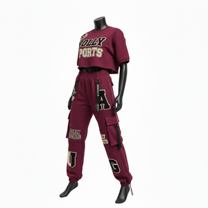 Conjunto Premium de Top Corto y Pantalones Cargo para Mujer, 320 GSM, Algodón y Poliéster, Felpa, Color Borgoña, Logotipo Chenille con Transferencia Térmica - Product Image 4