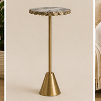 Table d'appoint moderne avec plateau rond en marbre et structure en métal laiton, élégante, pour salon, design contemporain, décorative