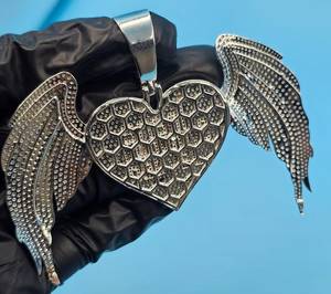 จี้รูปหัวใจปีกนางฟ้าประดับเพชรโมอิสซาไนต์แบบกำหนดเอง จี้สลักชื่อ จี้ฮิปฮอป จี้แฟชั่นแร็ปเปอร์ จี้บลิงๆ - Product Image 2